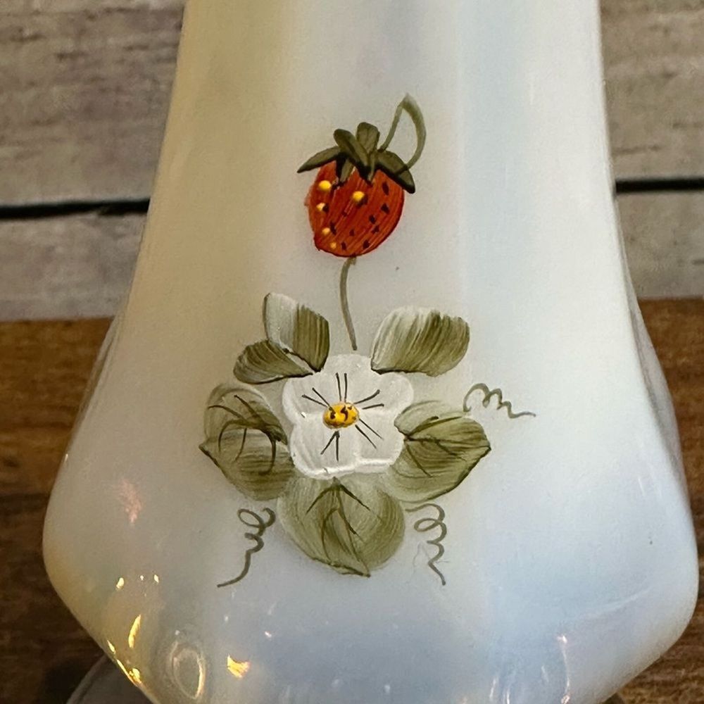 Vintage Fenton‎ Strawberry Bud Vase Hand Painted-Small Signed by Lisa W - Picture 2 of 4